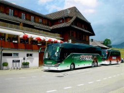 Unsere 2 Cars vor dem Gasthof Salewideli